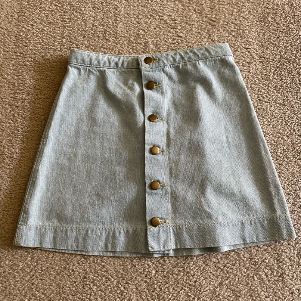 Stylish Button-Front Skirt in Light Gray